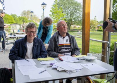 Stefan und Roger bei der Einschreibung.